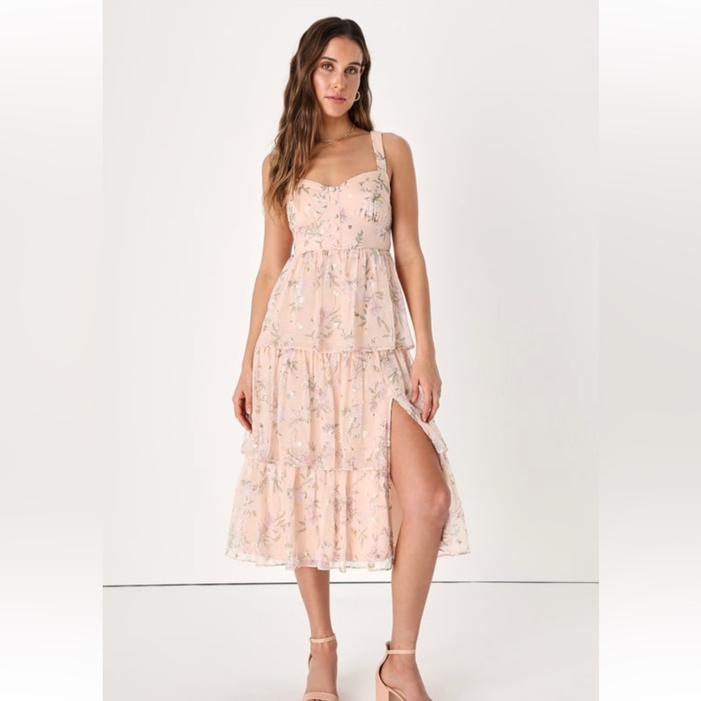 Stunning Sweetheart Blush and Gold Floral Tiered Midi dress from Lulus size M
